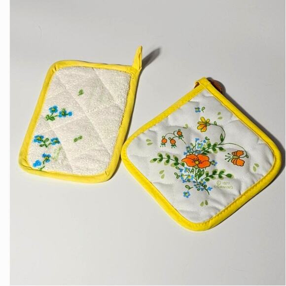 2 Vintage 1977 CorningWare Wildflower Pot Holders Yellow Wood Ring - Picture 1 of 7